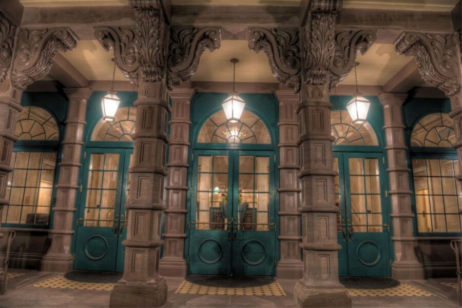 Charleston: Death and Depravity Ghost Walking Tour - The Streets Between Stops: How the Tour Keeps Momentum