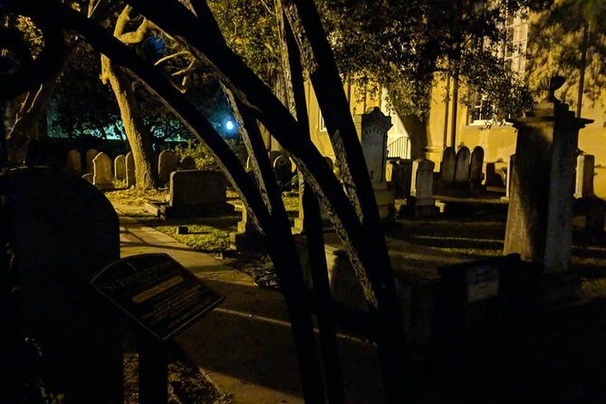 Charleston Ghost & Graveyard Night-Time Guided Walking Tour - Stop 1: Circular Congregational Church graveyard at night