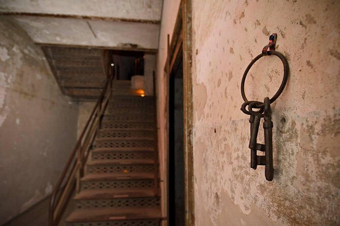 Charleston Haunted Jail Night-Time Walking Tour with Admission to Old City Jail - What 45 minutes really covers inside the Old City Jail