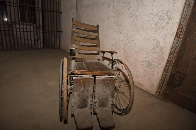 Charleston Haunted Jail Night-Time Walking Tour with Admission to Old City Jail - Notorious criminals, pirates, and the places where people died