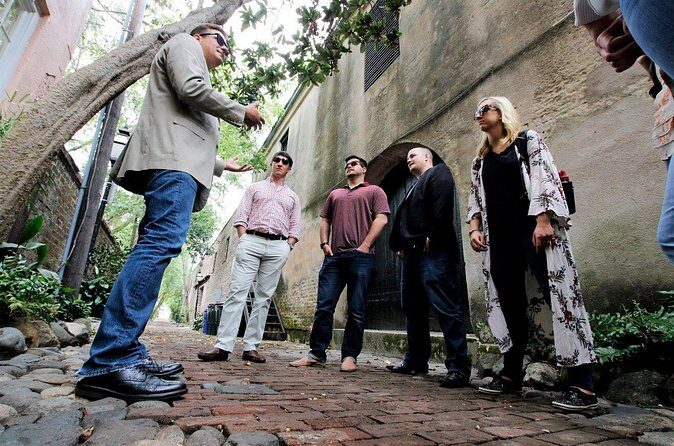 Charleston Historical Walking Tour: Pirates, Patriots, and More - Rainbow Row: Georgian row houses and the longest picture path