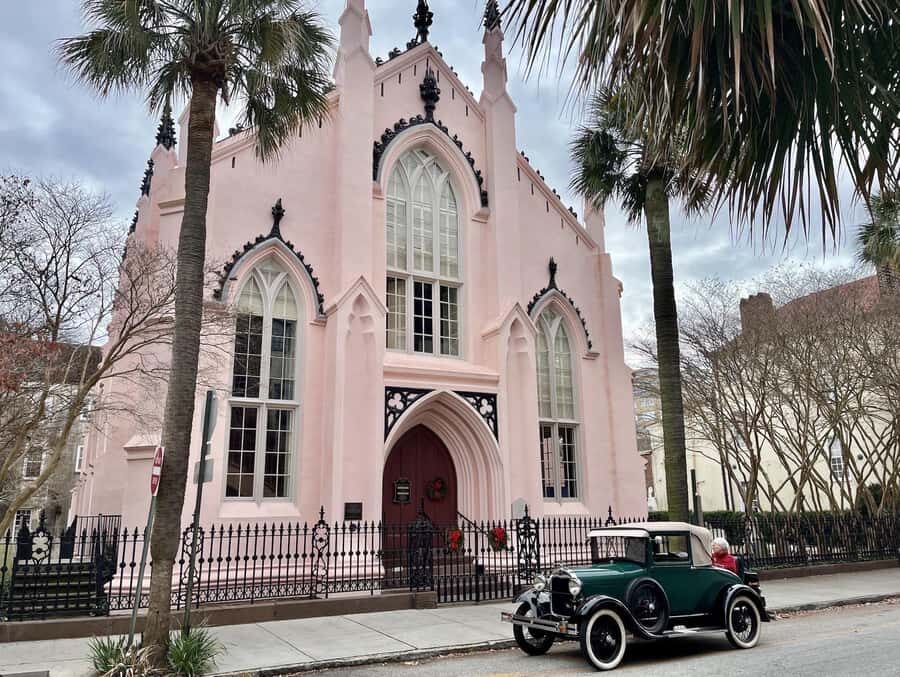 Charleston: History and Architecture Guided Walking Tour - Finish at the Pineapple Fountain: A Clean End Point for Your Next Stop