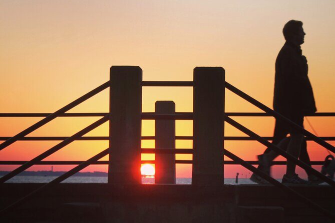 Charleston History Tour / - The Battery & White Point Gardens: defensive wall, everyday promenade