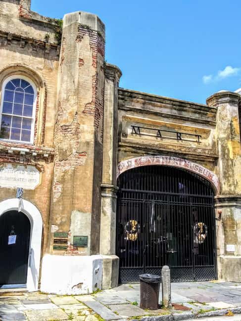 Charleston History Tour-Small Groups Only-History & Alleys - Pink House Gallery and Rainbow Row: Photos Are Easy. Understanding Takes Time.