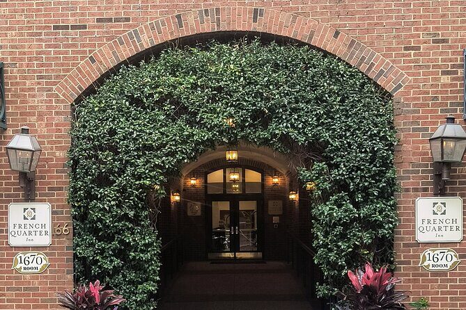 Charm of Charleston - Walk Through Time with a Charleston Native - Waterfront Park and the Pineapple Fountain: southern hospitality in plain sight