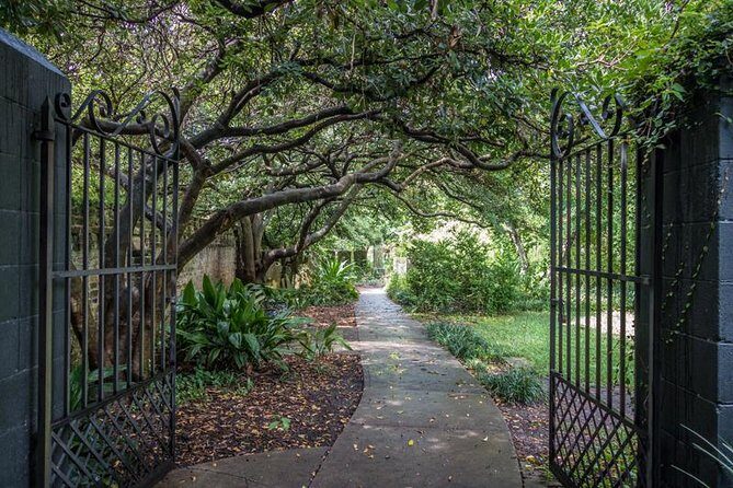 Hidden Alleyways and Historic Sites Small-Group Walking Tour - Guides, Storytelling Style, and the Real-World Bonus Stops