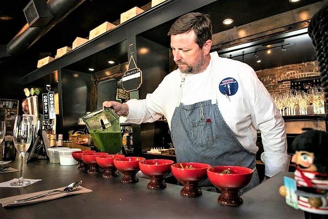Undiscovered Charleston: Half Day Food, Wine & History Tour with Cooking Class - The morning start at Pineapple Fountain: where you’ll meet and what timing feels like