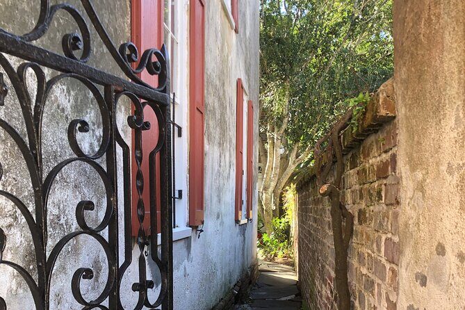Walled City Spirits with Local Guide - Circular Congregational Church: oldest Charleston graveyard, viewed from outside